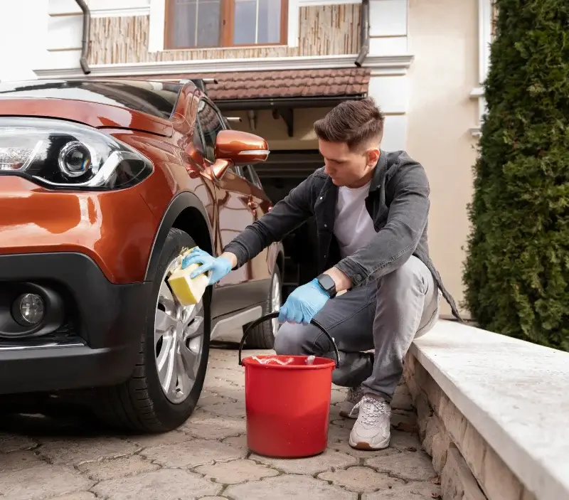 Lavage auto à domicile La Trinitat : professionnel intervenant sur un véhicule